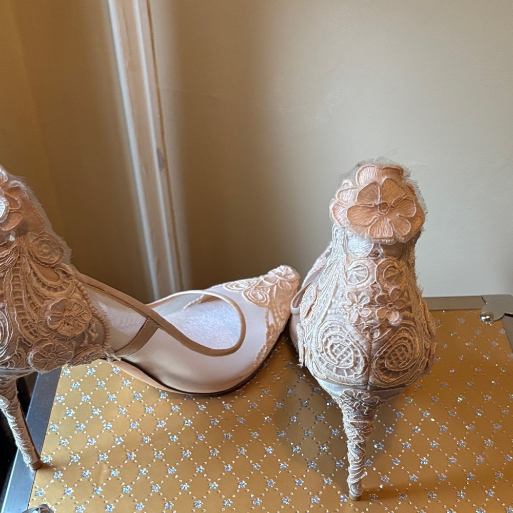 Vince rare find !!!!  Floral Lace Heels in Cream - Picture 6 of 6